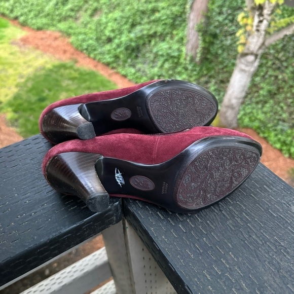 Sofft Women’s Red Suede Ankle Strap Heel Size 9 - Picture 8 of 9